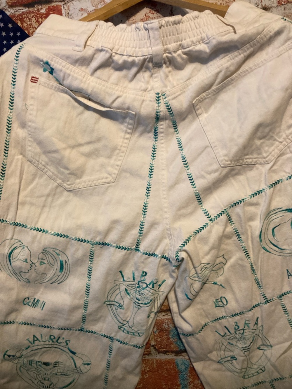 Urban Outfitters Cream Capris with Teal Graphic Print - Picture 8 of 11